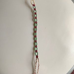 Flower loop friendship bracelet